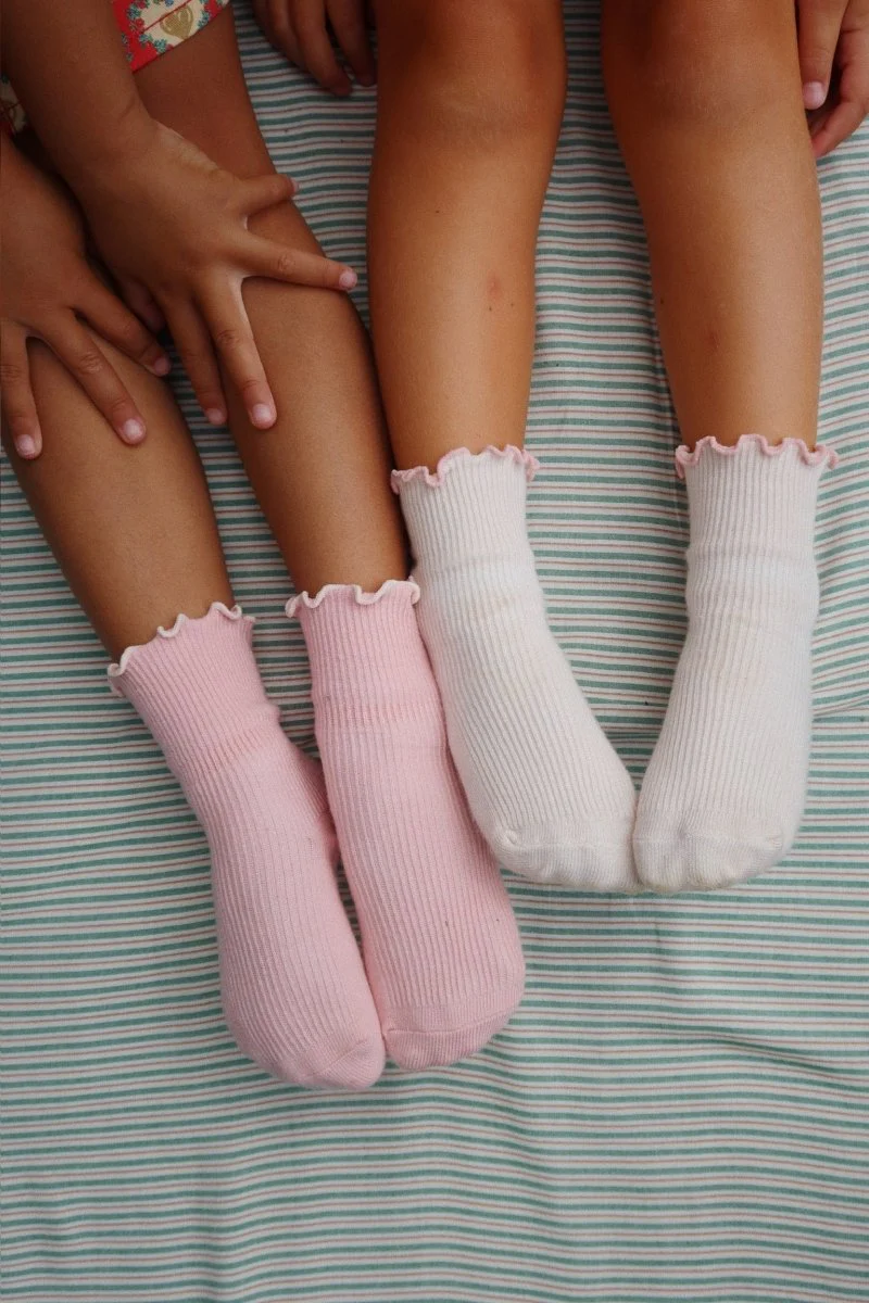 Konges Sloejd | Signature Rib Frill Socks 2-Pack: Ruffled Cotton Socks in Pink & Cream - Image 3