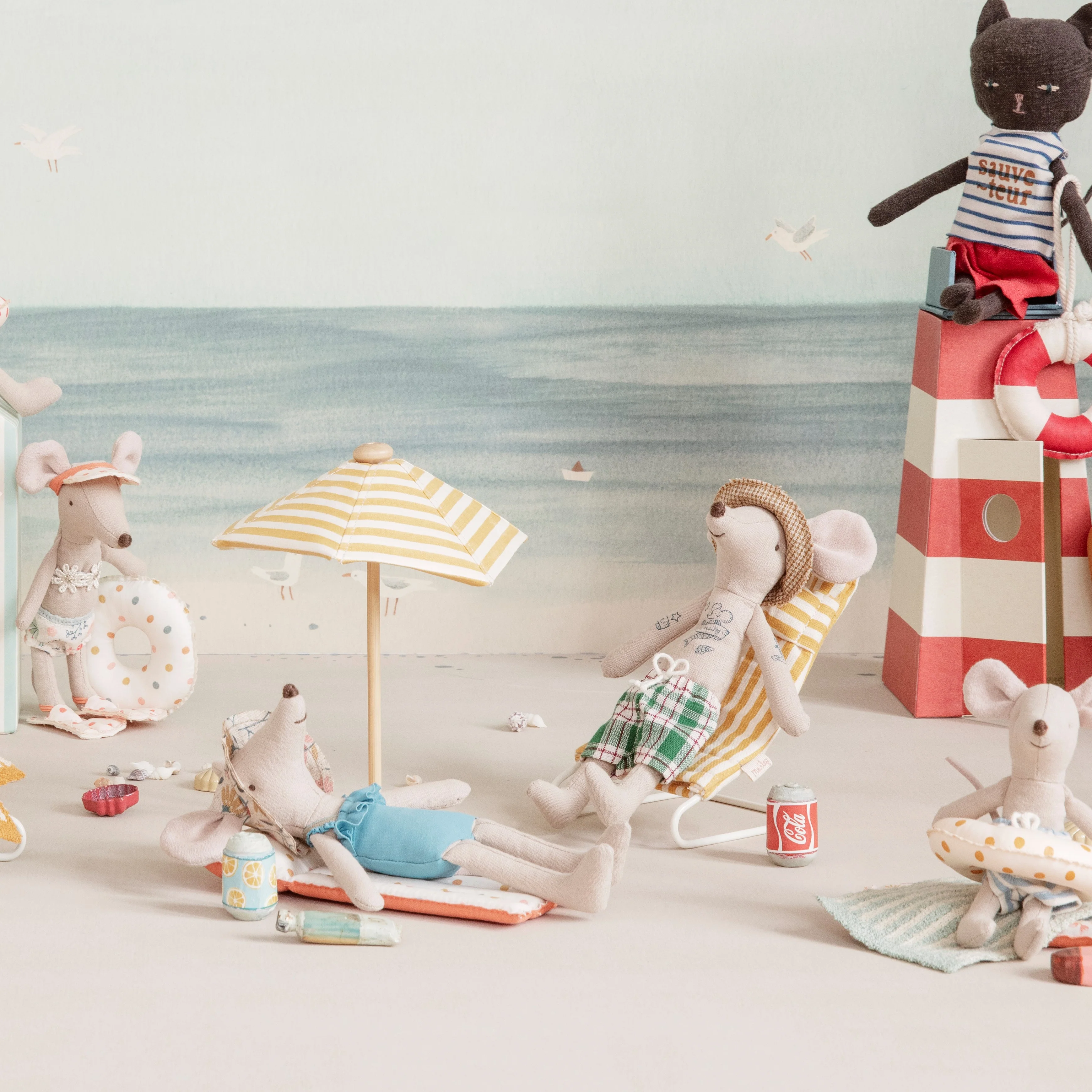 Maileg | Beach Mouse, Dad in Cabin - Image 3