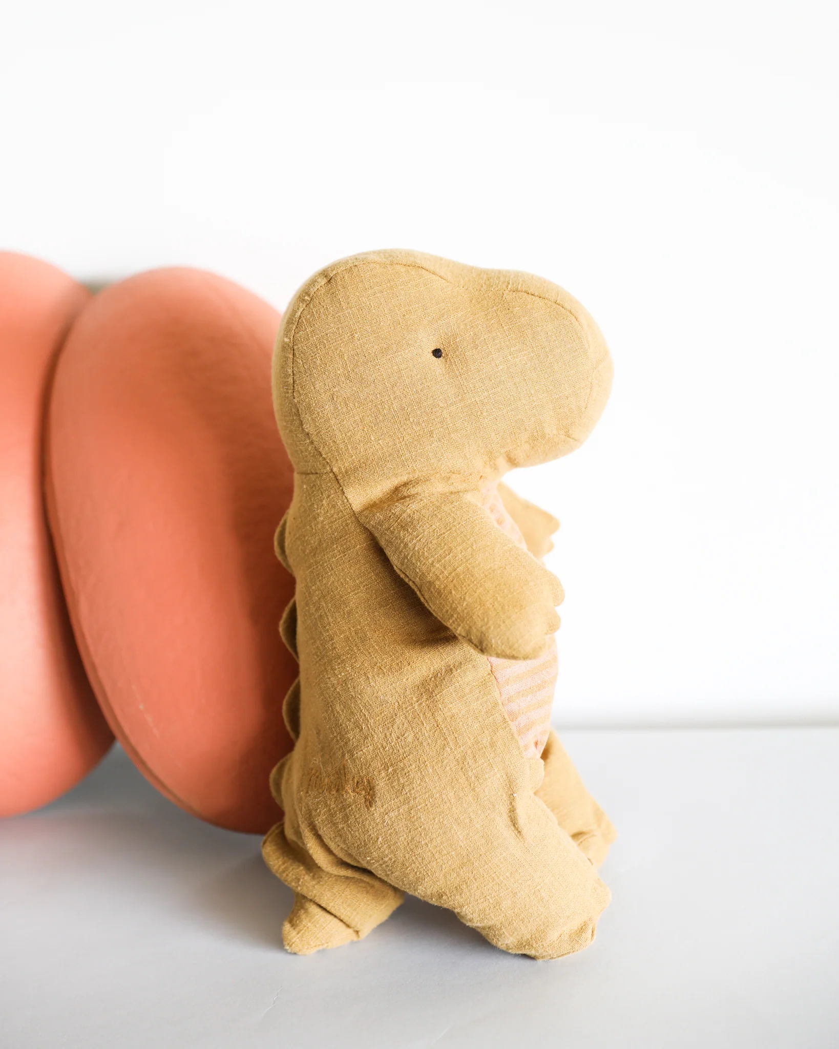 Maileg | Gantosaurus in Egg, Medium - Dark Ocher - Image 3