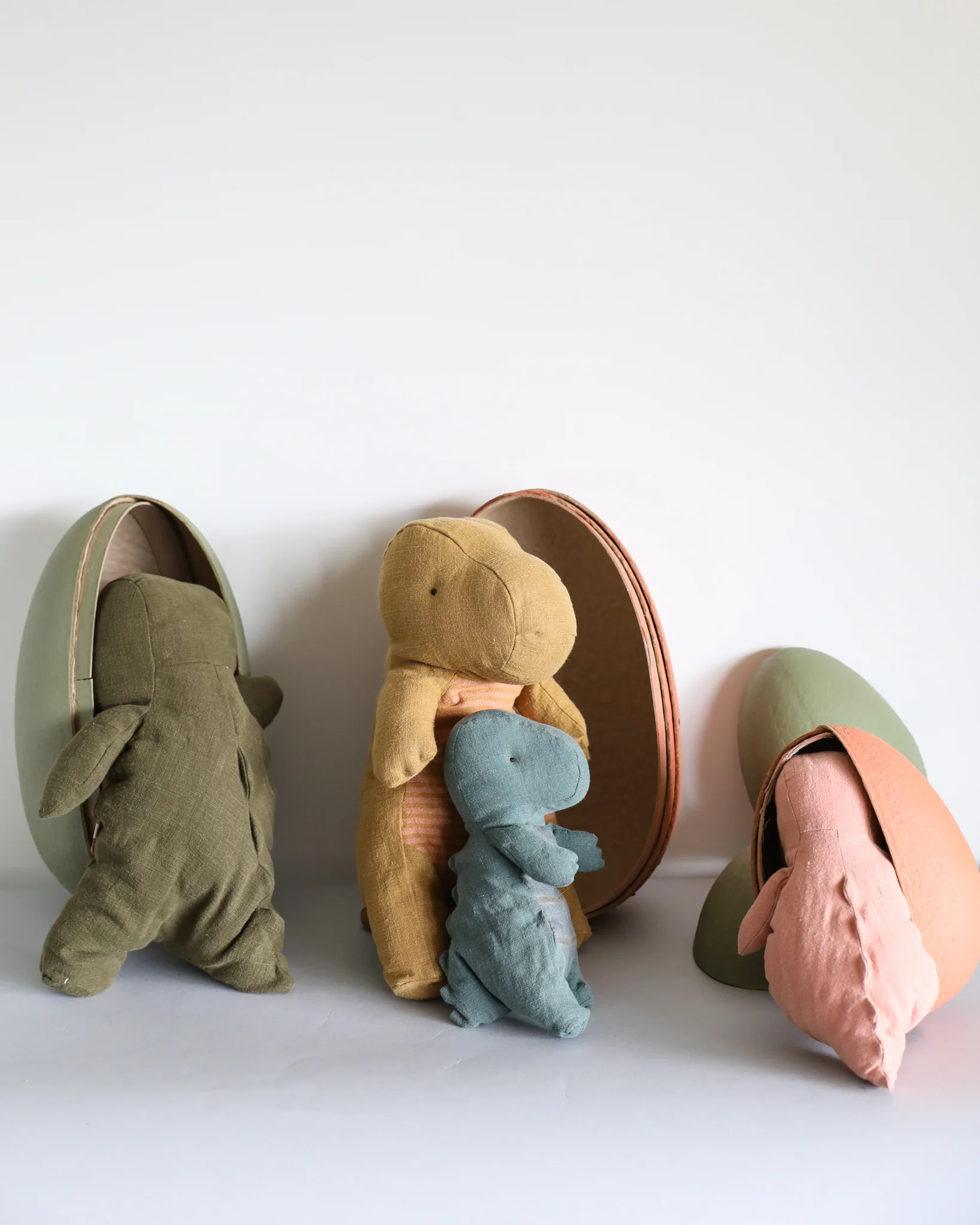 Maileg | Gantosaurus in Egg, Medium - Dark Ocher - Image 7