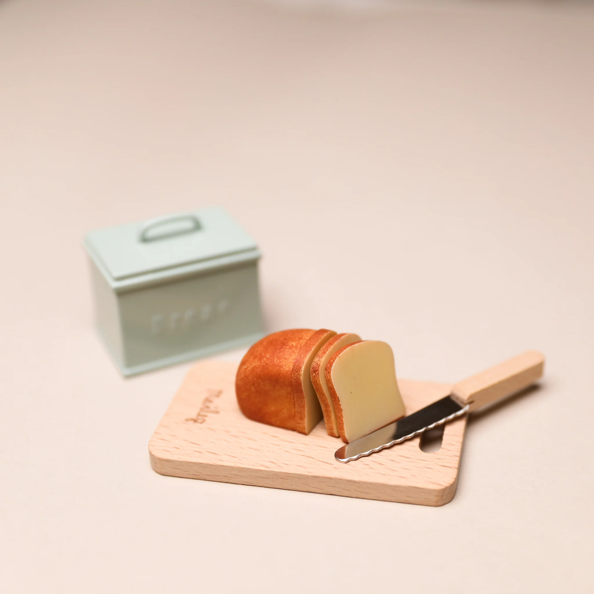 Maileg | Miniature Bread Box & Cutting Board - Image 3