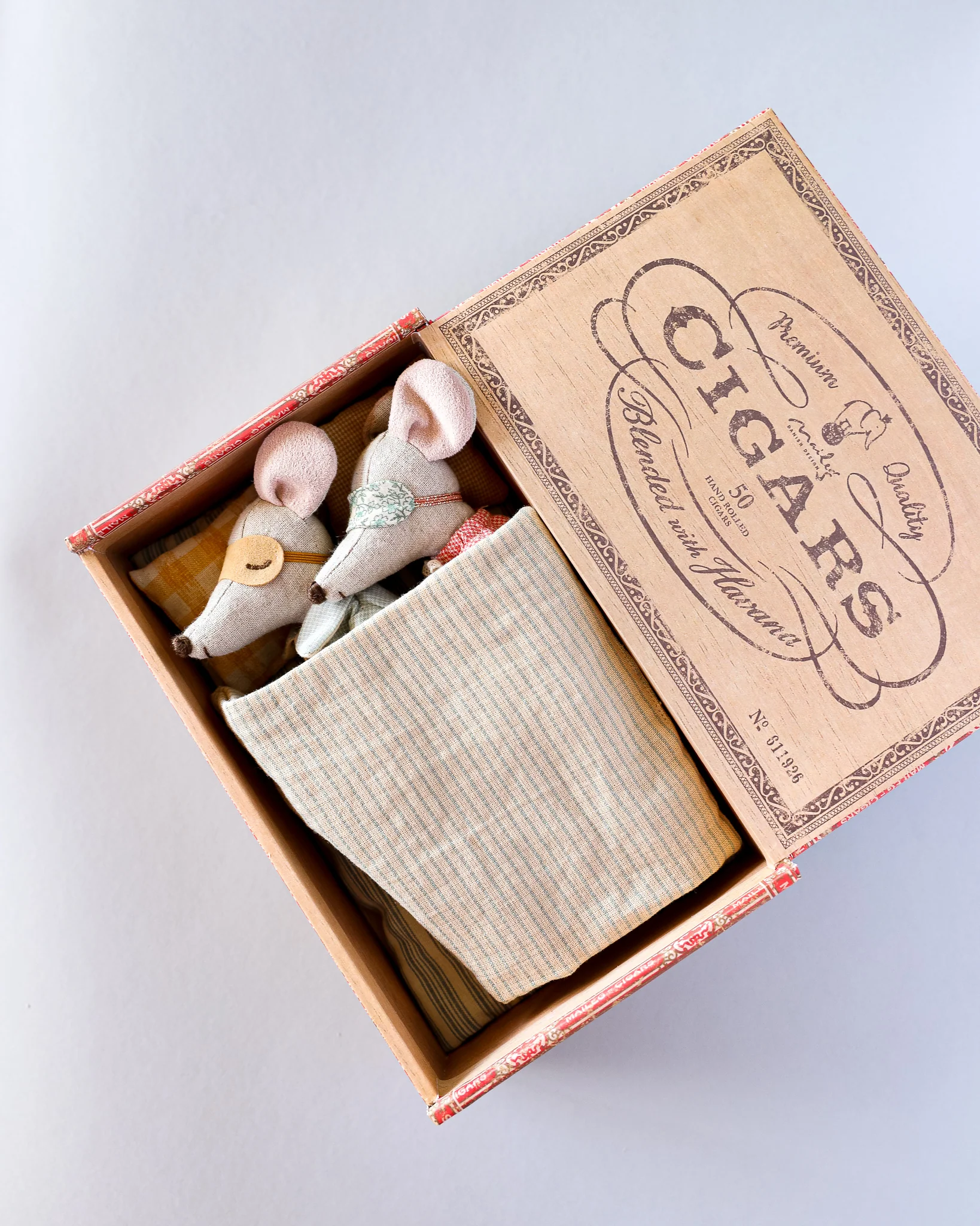 Maileg | Mom and Dad in Cigarbox - Image 2