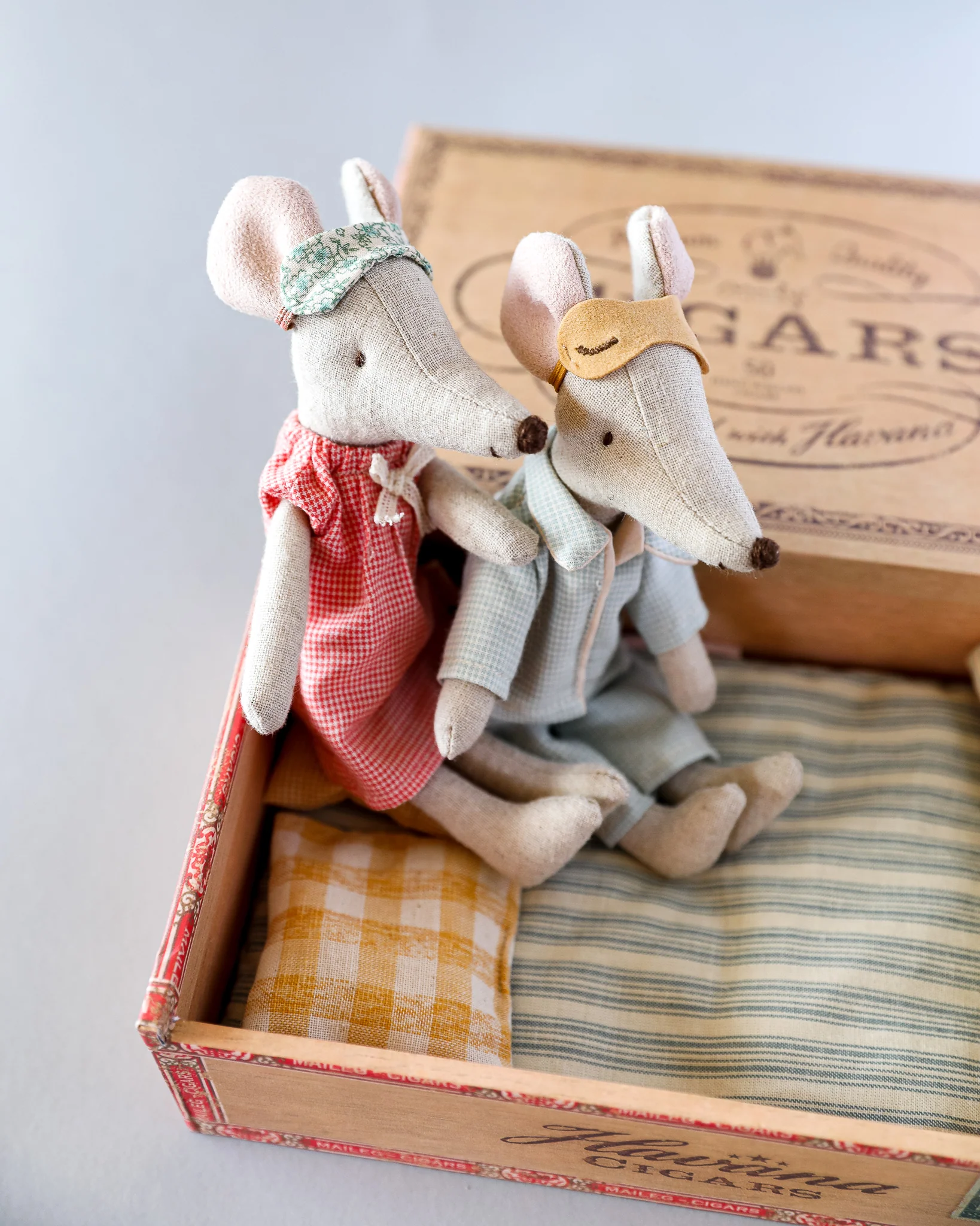 Maileg | Mom and Dad in Cigarbox - Image 3
