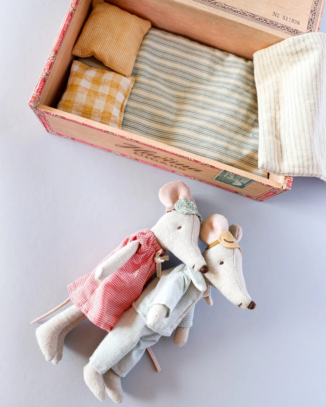 Maileg | Mom and Dad in Cigarbox - Image 4