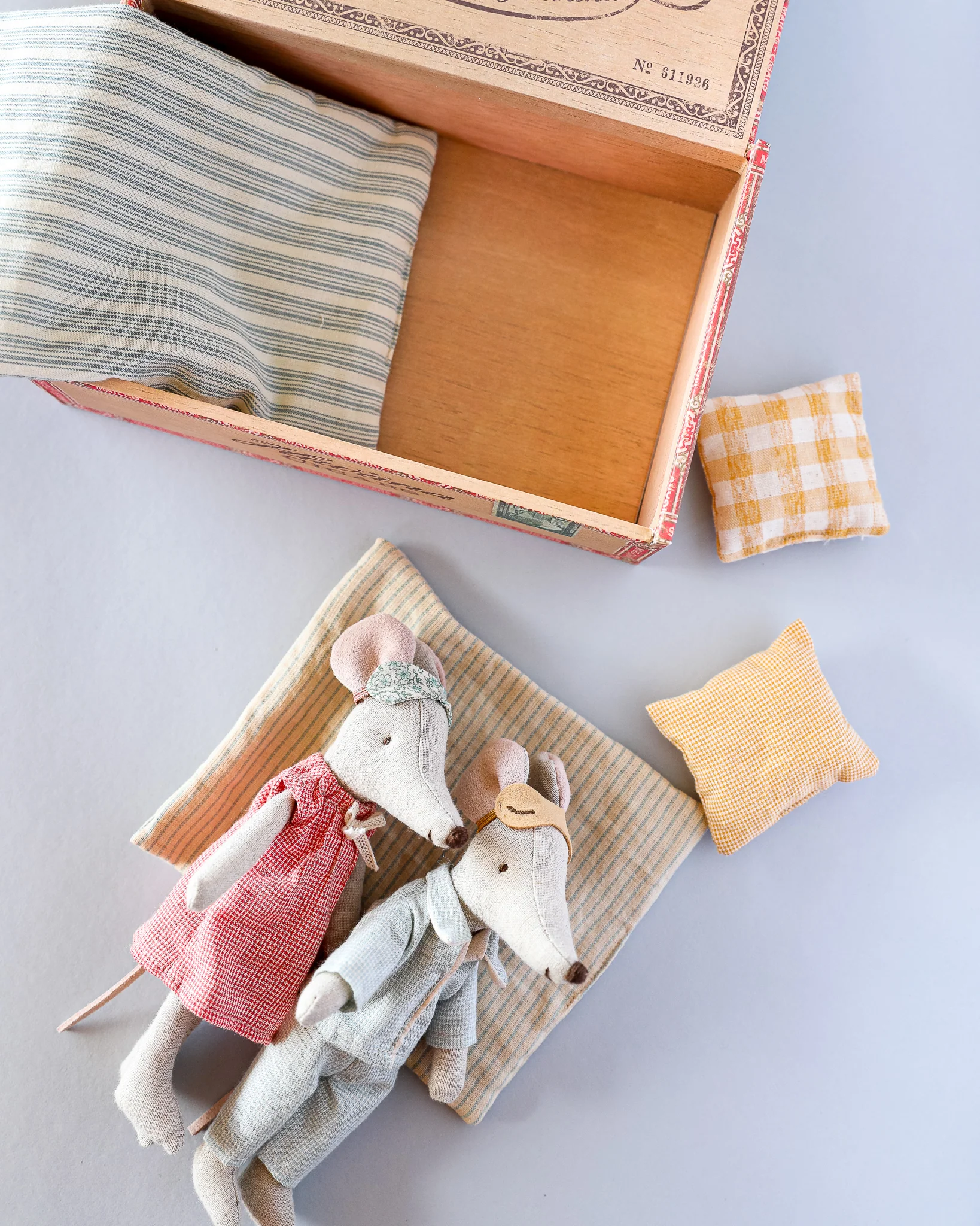 Maileg | Mom and Dad in Cigarbox - Image 5