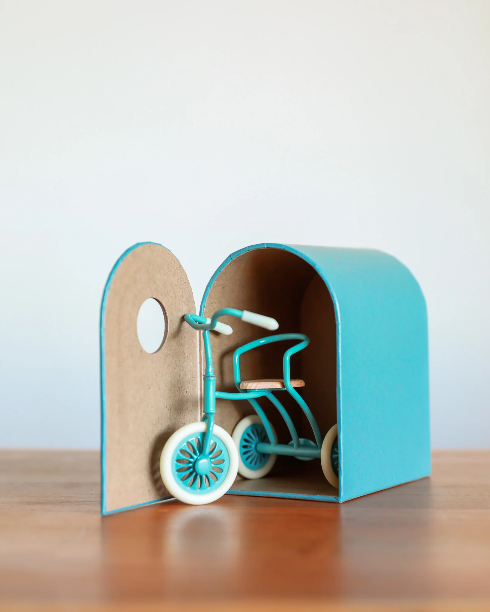 Maileg | Mouse Tricycle - Petrol Blue - Image 5