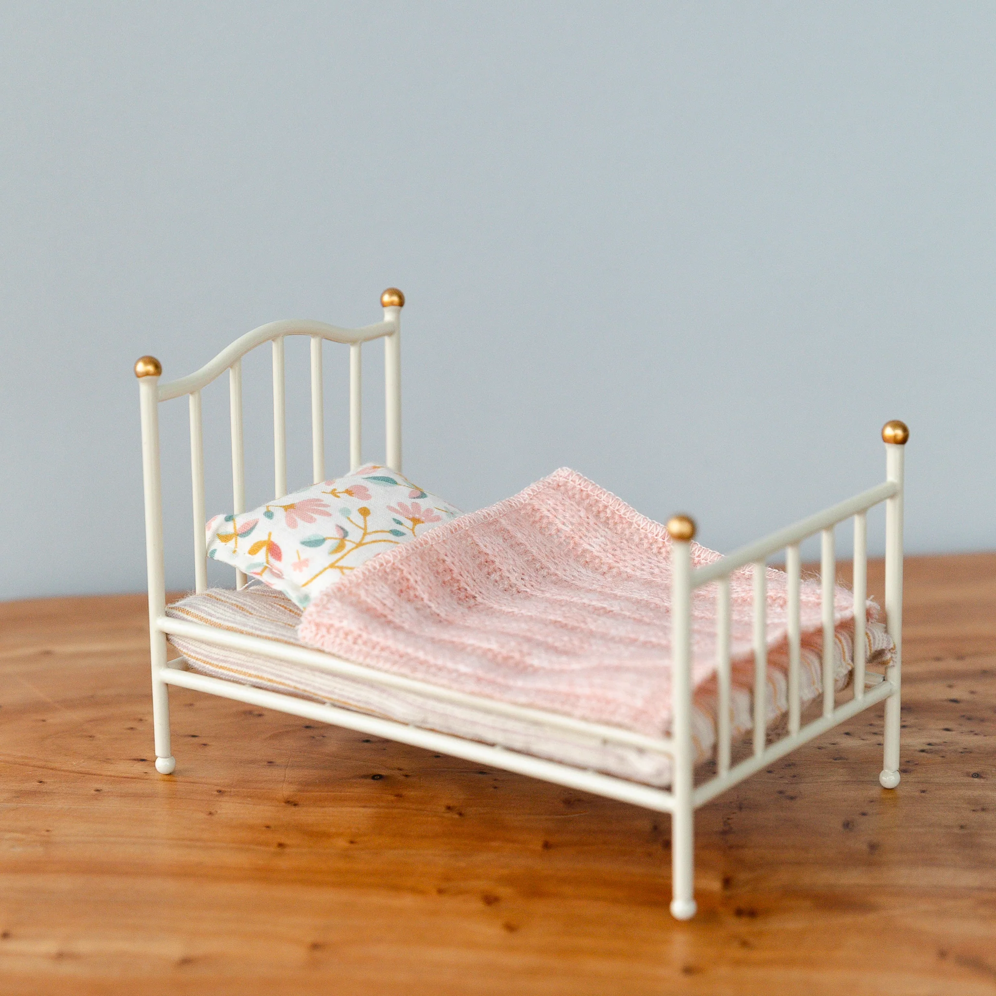 Maileg | Vintage Mouse Bed (2 colors) - Image 2