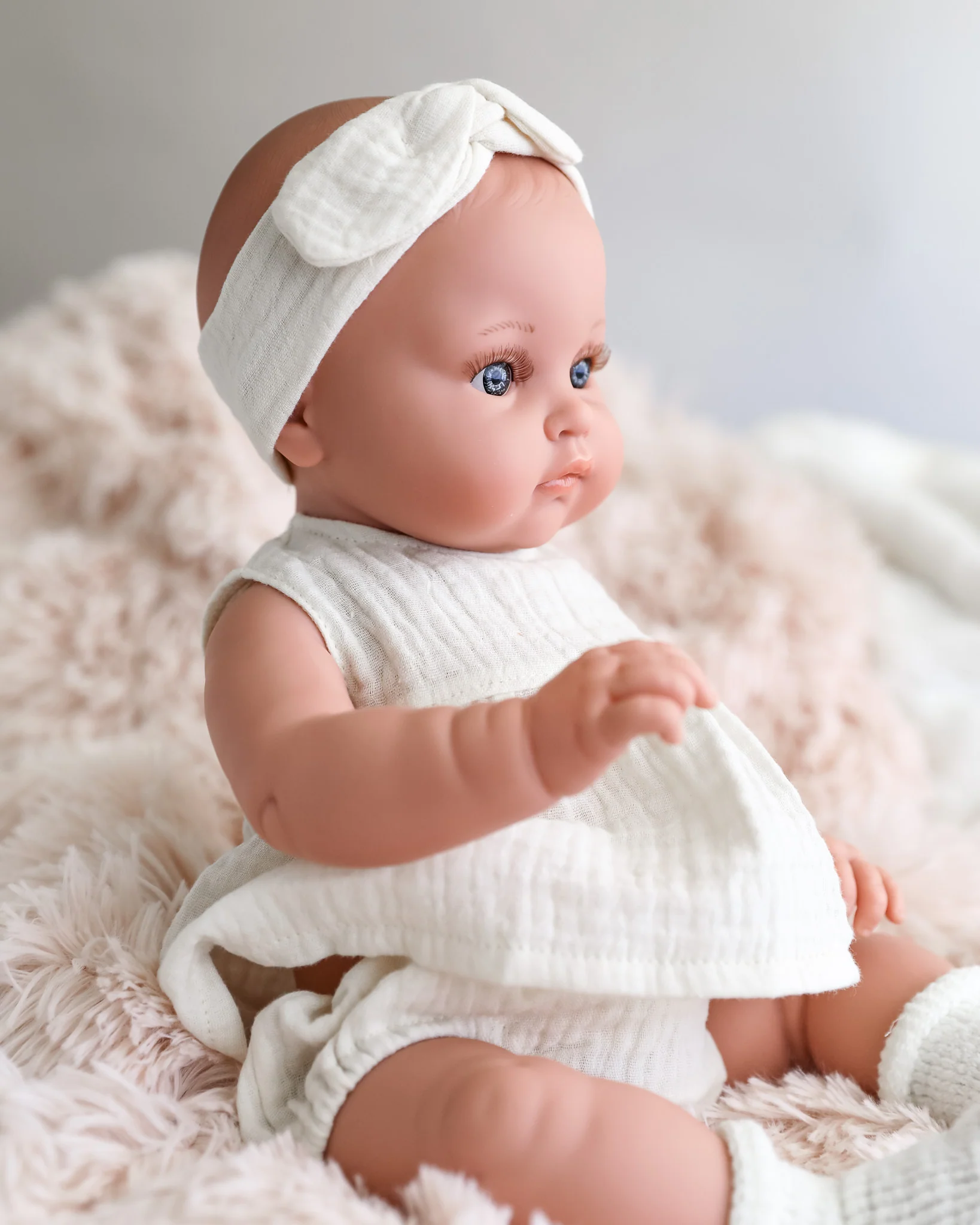 Minikane Doll | 18" Bambini Girl Doll Yaelle in White Outfit - Image 3