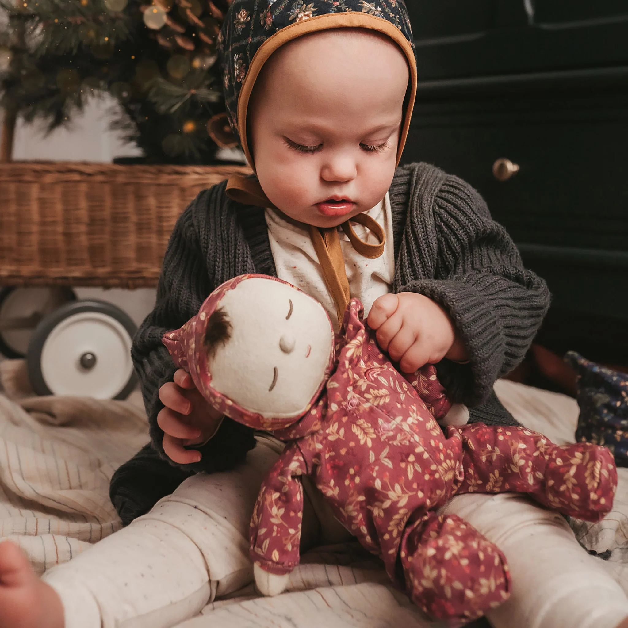 Olli Ella | HOLIDAY Dozy Dinkum Doll - Pudding - Image 4