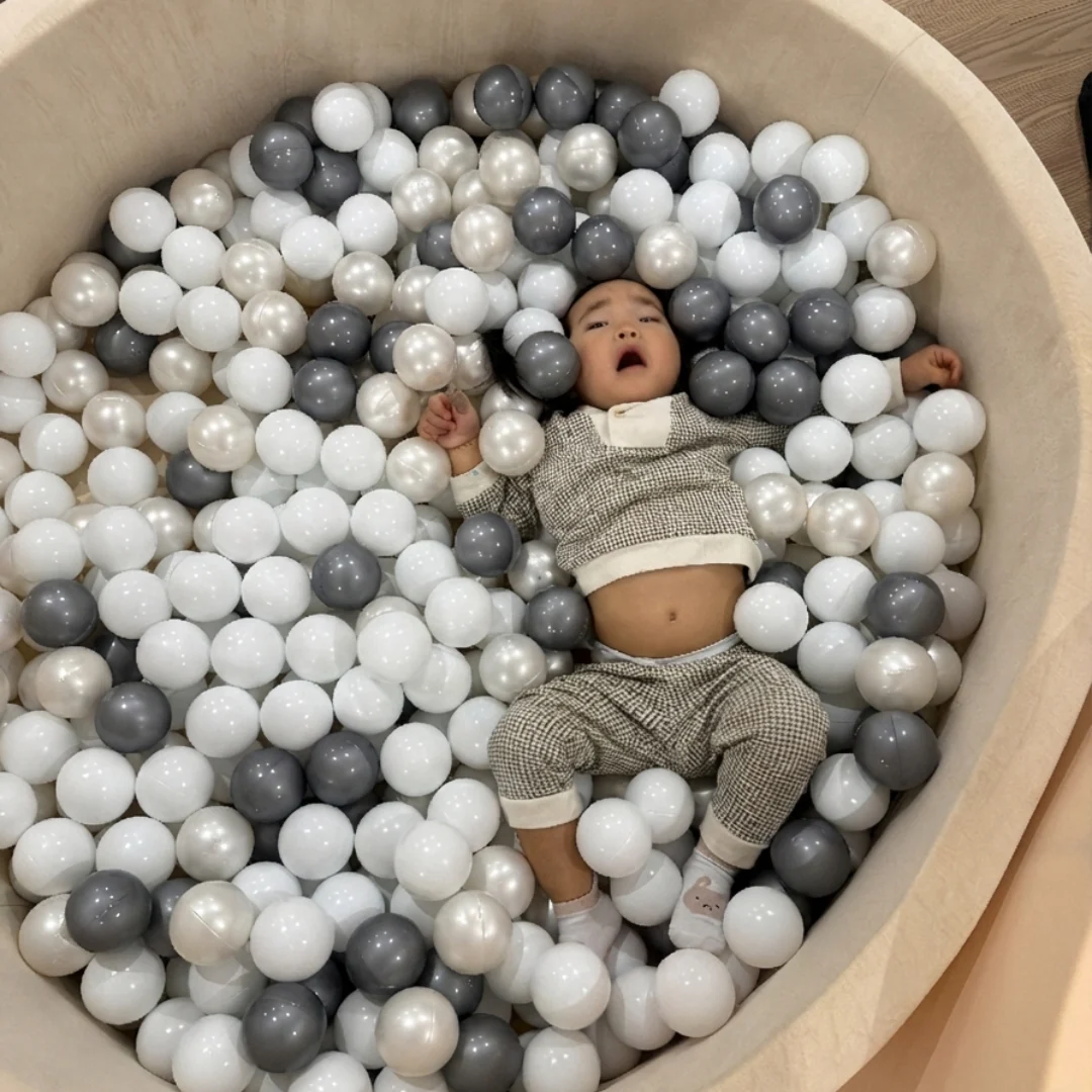 Oversized Ball Pit with 400 BPA-Free Balls - Image 3