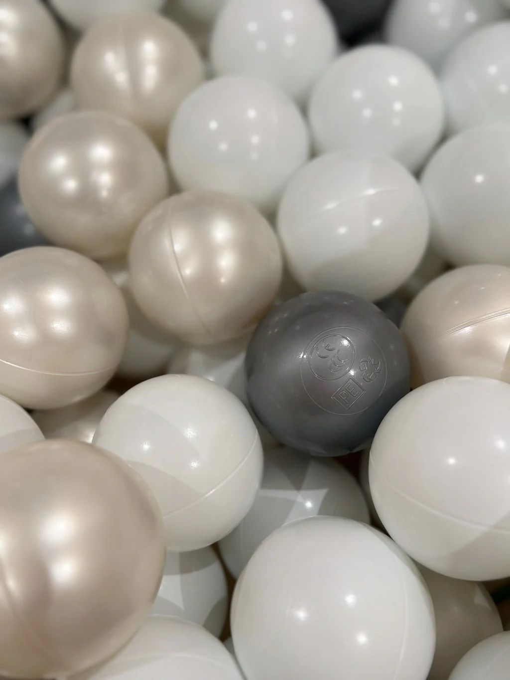 Oversized Ball Pit with 400 BPA-Free Balls - Image 7