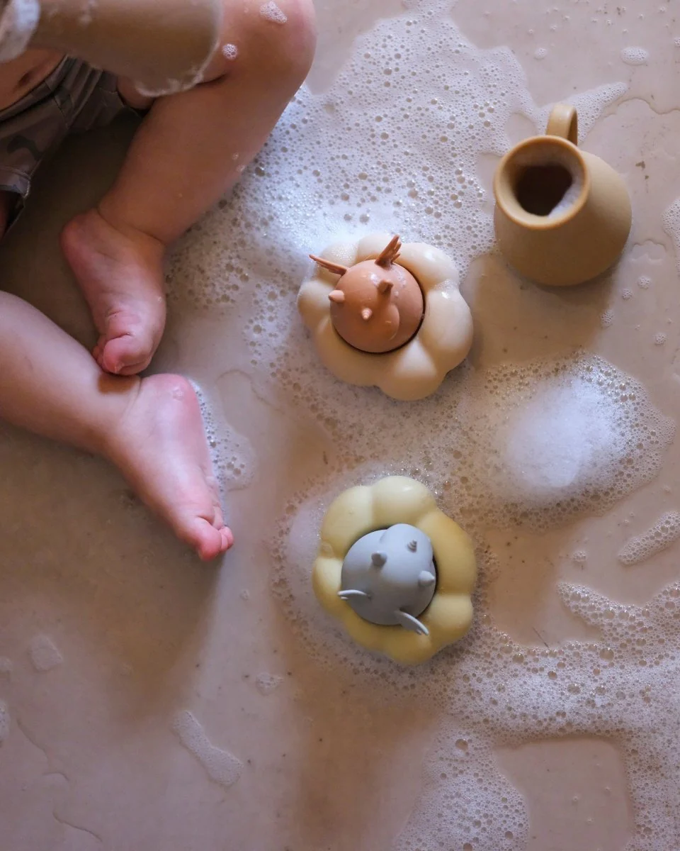 Konges Sloejd | Silicone Bath Toy - Unicorn Pouring Set - Image 4