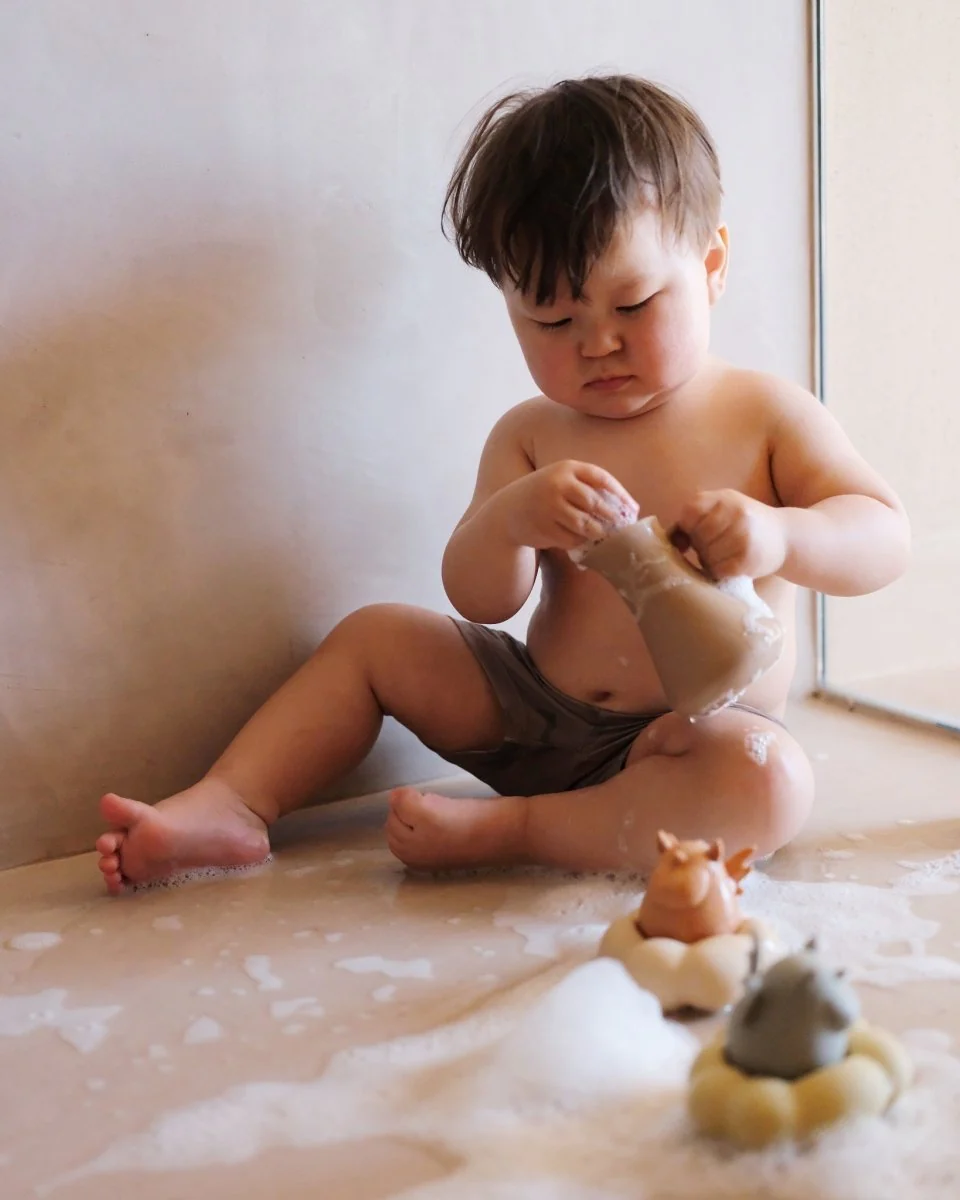 Konges Sloejd | Silicone Bath Toy - Unicorn Pouring Set - Image 5